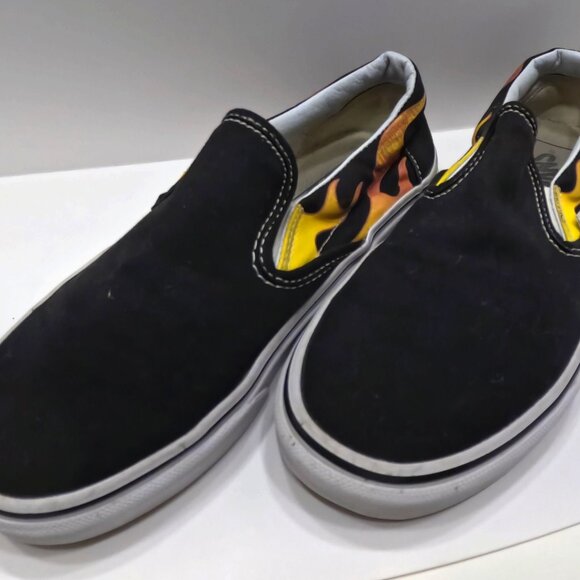 VANS UNISEX MEN SLIP ON SKATE SHOE SIZE 7 BLACK W/SIDE PANELS OF " FIRE " FLAMES - Picture 2 of 6